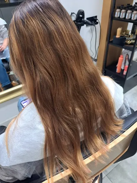 Koloryzacja balejaż w odcieniu karmelowego brązu — fryzjer Forever Beauty Gliwice