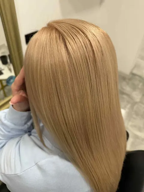 Koloryzacja włosów złoty blond z połyskiem — Forever Beauty Gliwice