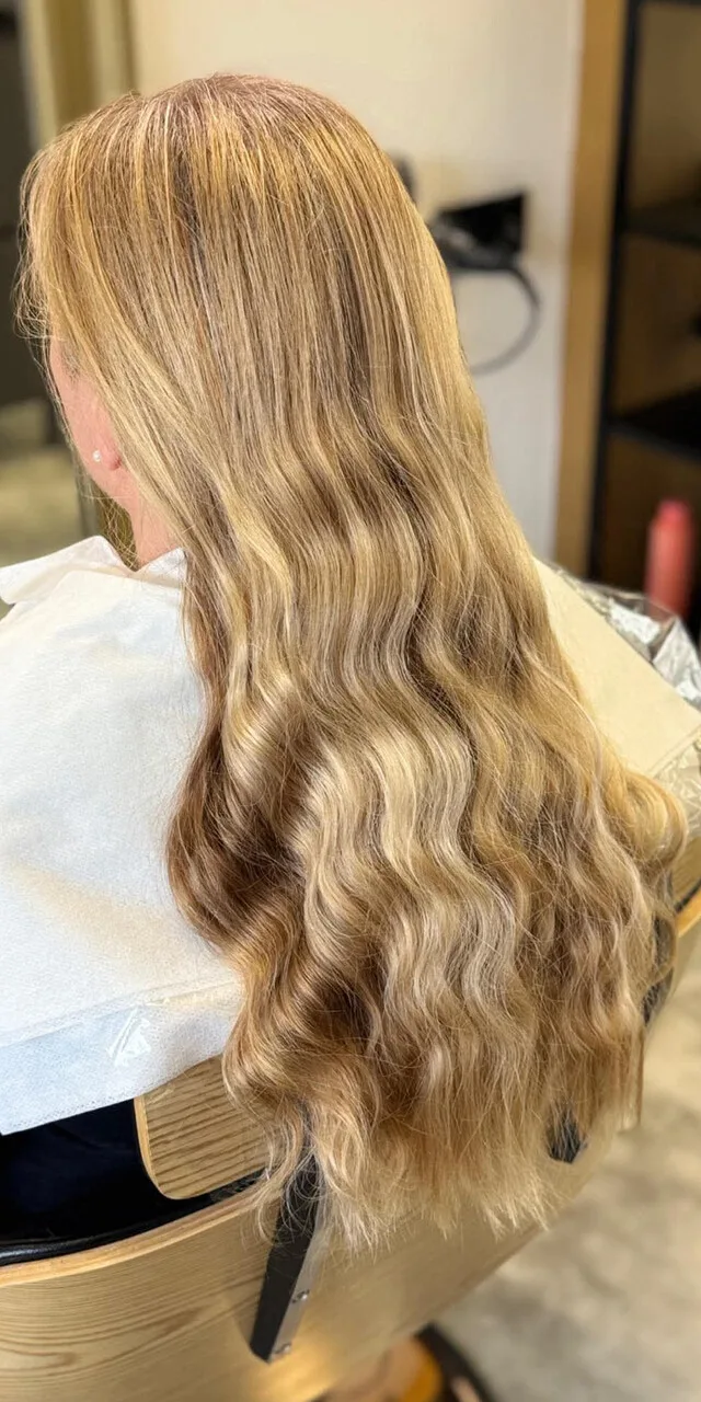 Przed metamorfozą: złoty blond z falami i odrostem, Forever Beauty Gliwice