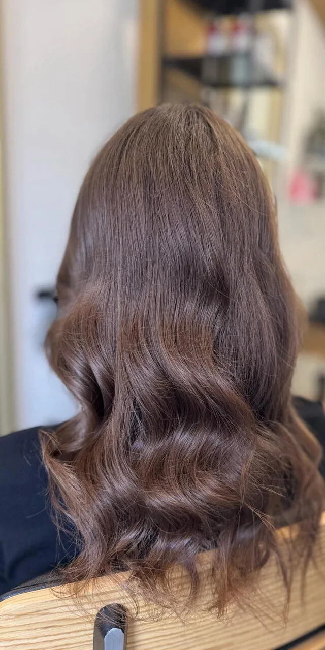 Po metamorfozie: czekoladowy brąz z miękkimi falami, Forever Beauty Gliwice
