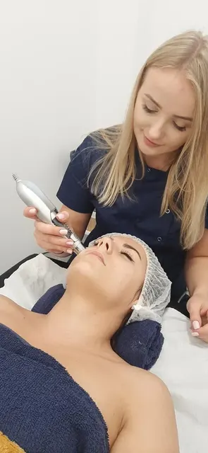 Kosmetologia estetyczna — zabieg mezoterapii mikroigłowej twarzy, Forever Beauty Gliwice