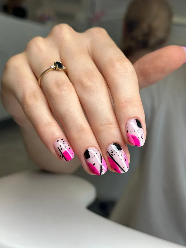 Abstrakcyjny różowo-czarny nail art na paznokciach nude — Forever Beauty Gliwice