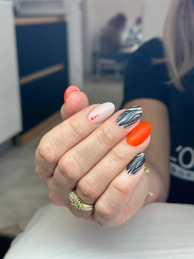 Manicure hybrydowy z geometrycznym wzorem i pomarańczowym akcentem — Forever Beauty Gliwice