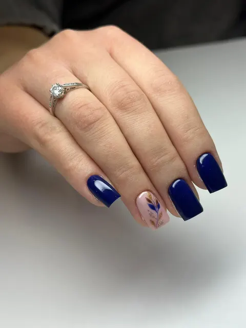 Granatowy manicure z ręcznie malowaną gałązką — Forever Beauty Gliwice
