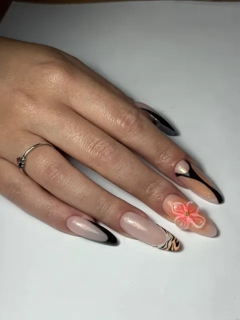 Migdałowe paznokcie: czarny french z kwiatem 3D — Forever Beauty Gliwice