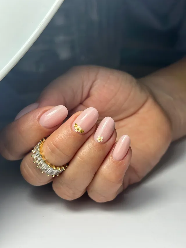 Mleczny manicure ze złotymi zdobieniami 3D — Forever Beauty Gliwice