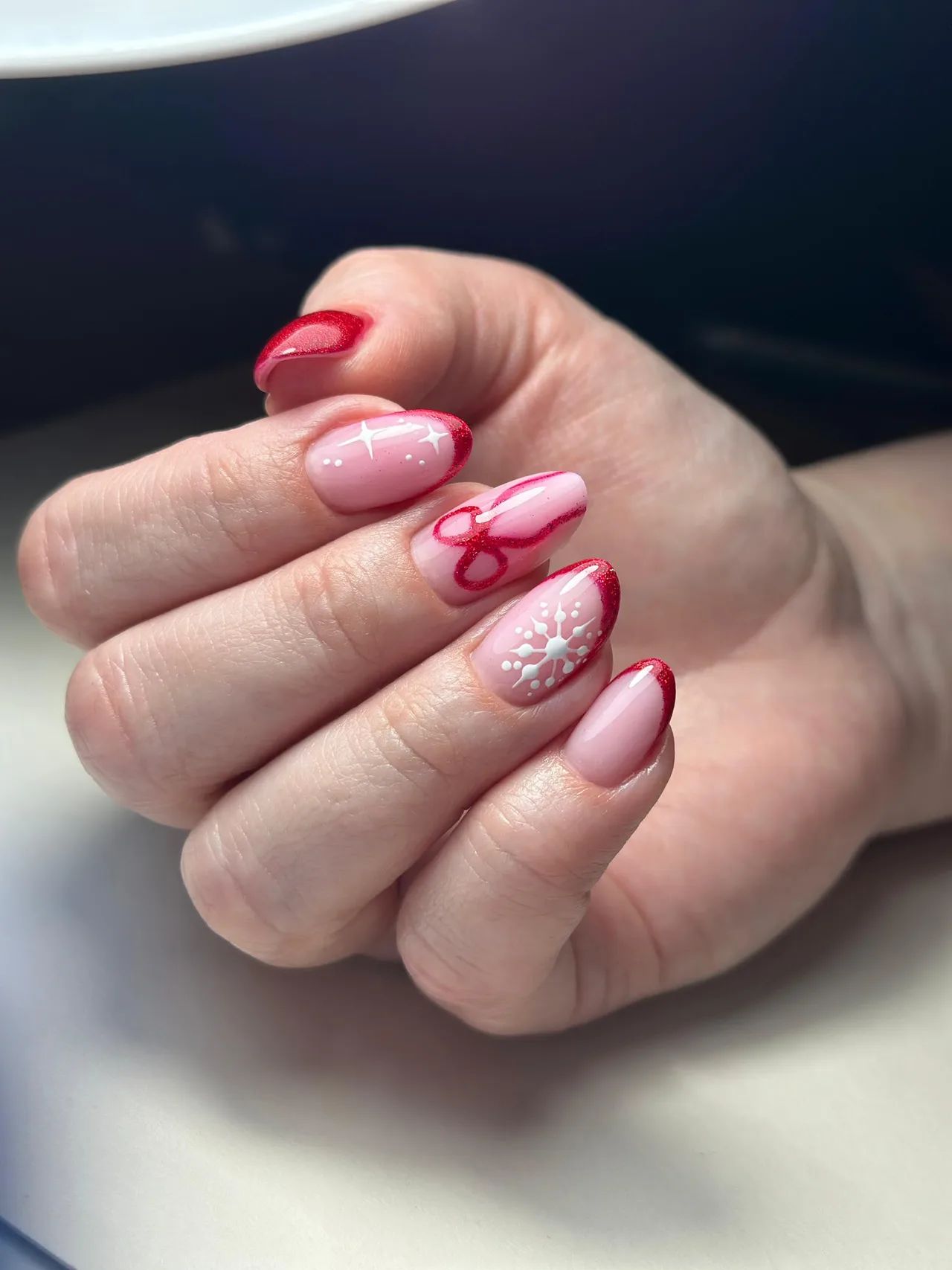 Stylizacja paznokci — manicure nude z czerwonymi zdobieniami, Forever Beauty Gliwice