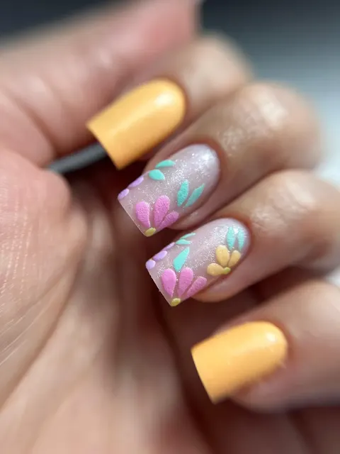 Pastelowe malowane kwiaty z morelowym kolorem, manicure hybrydowy — Forever Beauty Gliwice