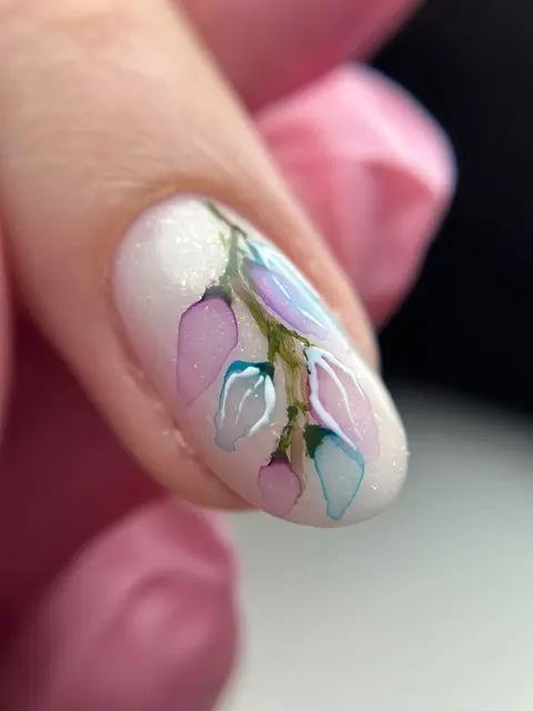 Ręcznie malowane tulipany na mlecznej bazie, nail art — Forever Beauty Gliwice