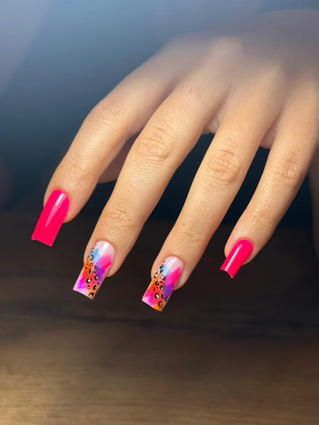 Różowe kwadratowe paznokcie z kolorowym kwiatowym nail artem — Forever Beauty Gliwice