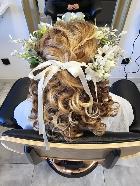 Fryzura okolicznościowa — upięcie z kwiatowym wiankiem, Forever Beauty Gliwice